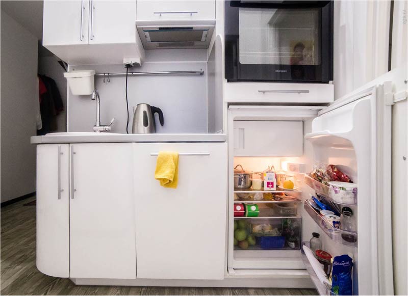 Įmontuotas mini šaldytuvas tiesioginės virtuvės viduje