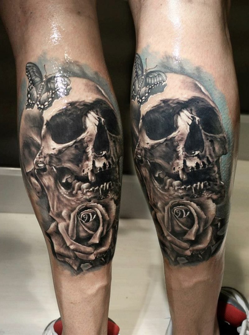 tele tetování lebka a růže