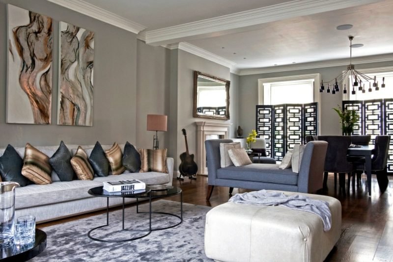 Zkombinujte šedý obývací pokoj s jinými barvami