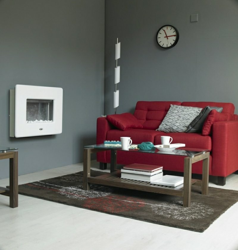 Obývací pokoj šedý červený gauč jako přízvuk