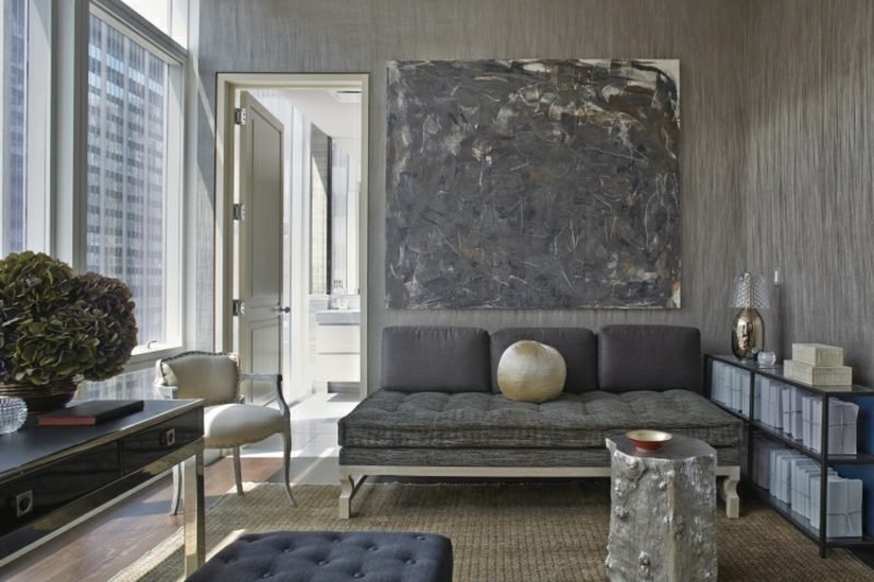 Barva stěny šedá, elegantní vzhled obývacího pokoje