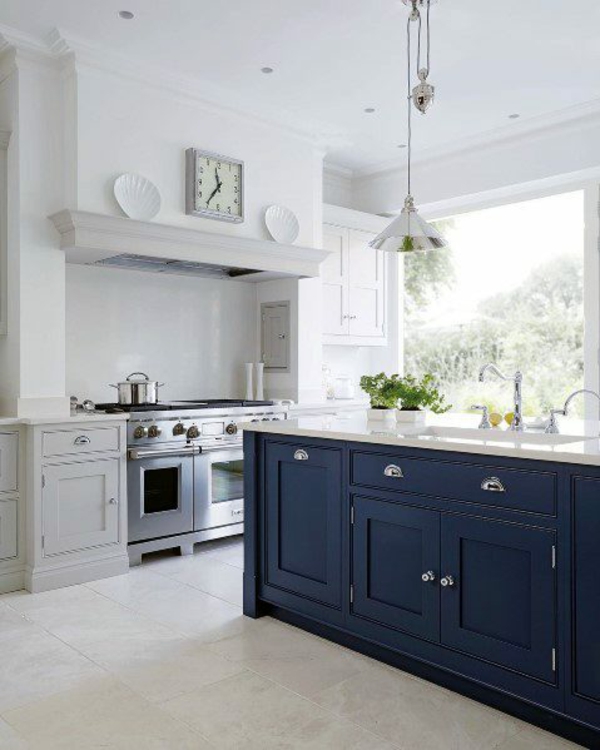 λευκά πλακάκια δαπέδου μπλε κουζίνα ιδέες σχεδιασμού κουζίνας