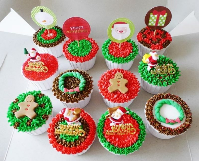 cool vánoční cupcakes vánoční nápady červená zelená hnědá glazura cupcakes