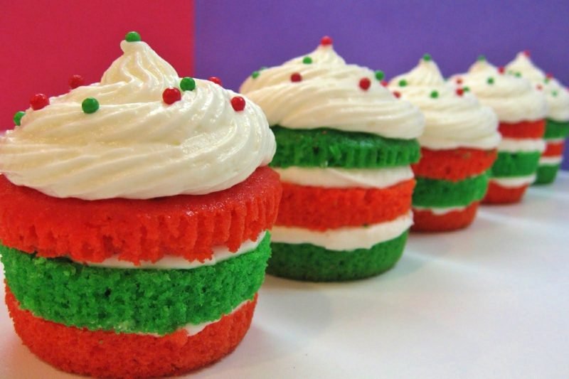 vánoční vrstvené vánoční cupcakes s marshmallow buttercream cupcakes