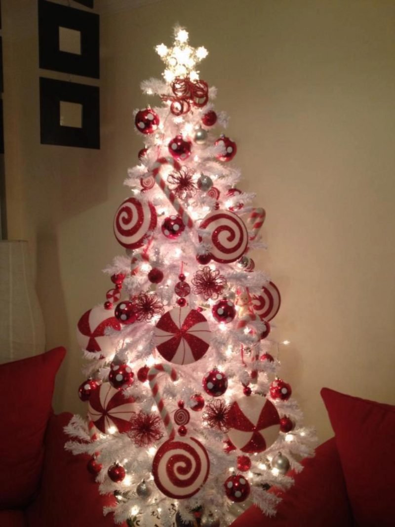 Juletre dekorere rødt og hvitt kunstig