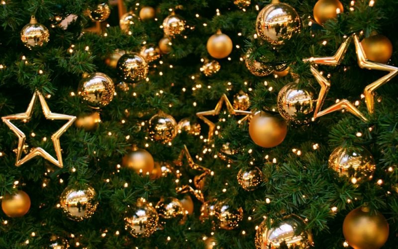 Juletre dekorere ornamenter gylne store