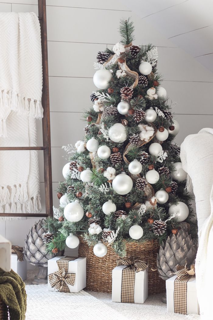 Juletre dekorere overdimensjonerte ornamenter