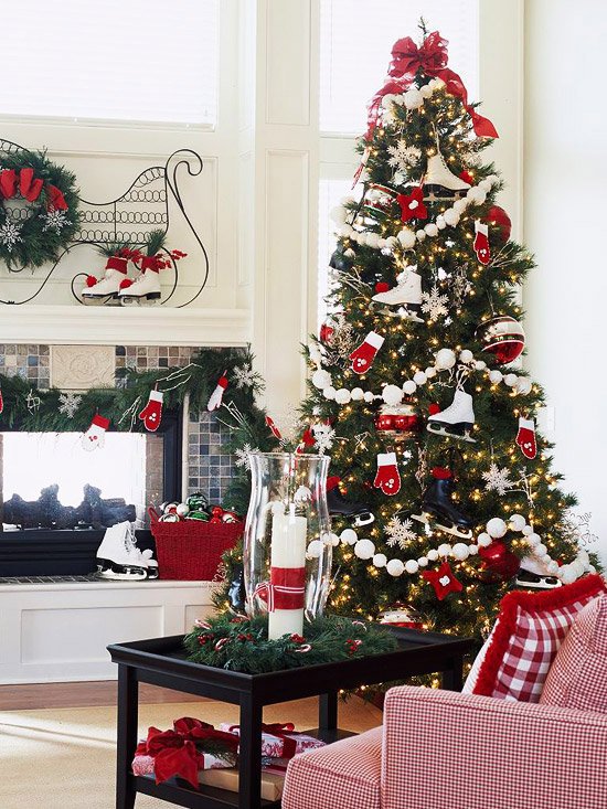 Juletre dekorere originale ornamenter hansker slede