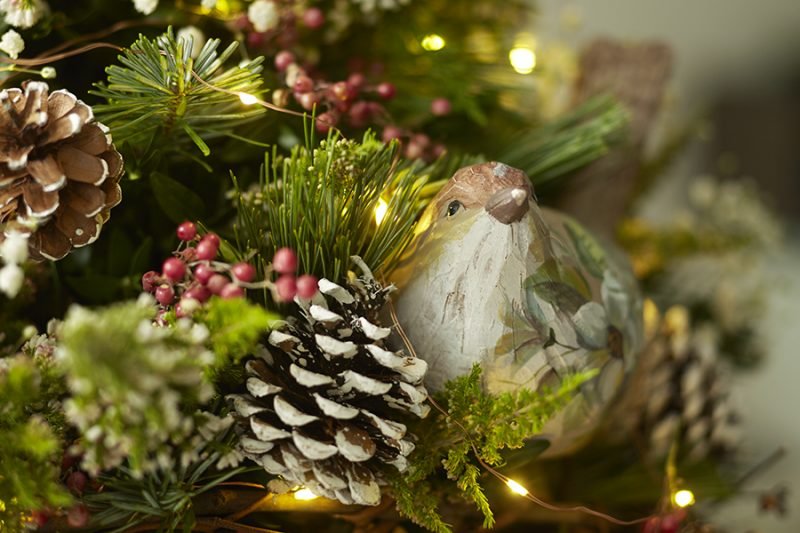 Juletre dekorere furuskegler med naturlig utseende