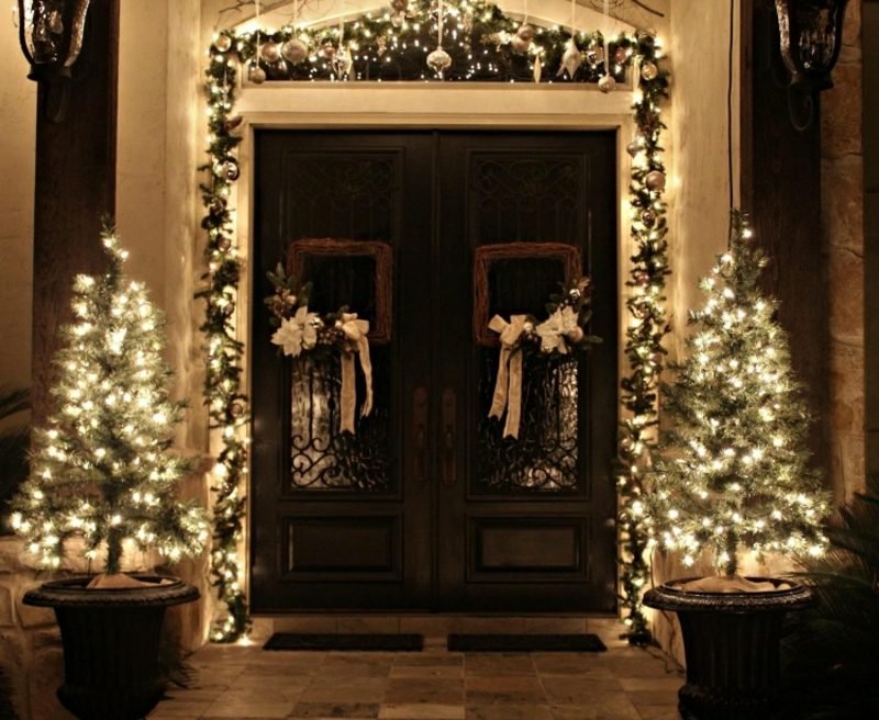 Julepynt utenfor fairy lights mini juletrær huset inngang