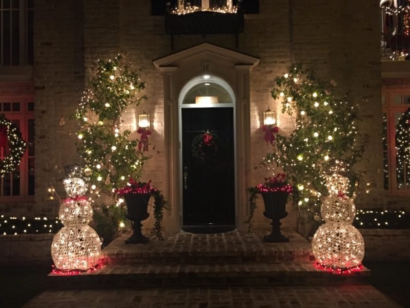 Julepynt utenfor husets inngang lysfigurer snømenn