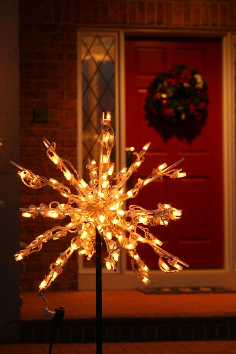 Julepynt utenfor LED snøfnugg