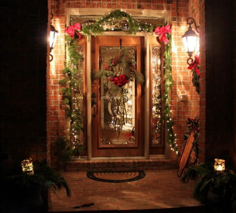 Dekorer husets inngang med julepynt