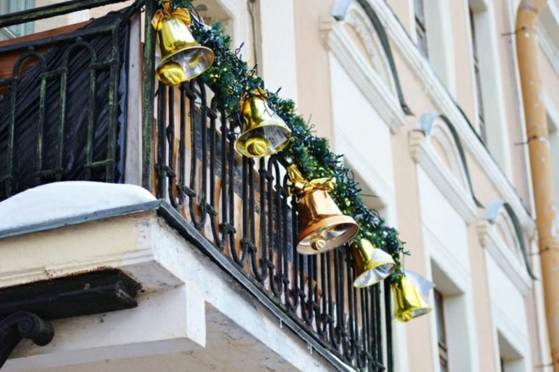 Julepynt utenfor balkongklokkene