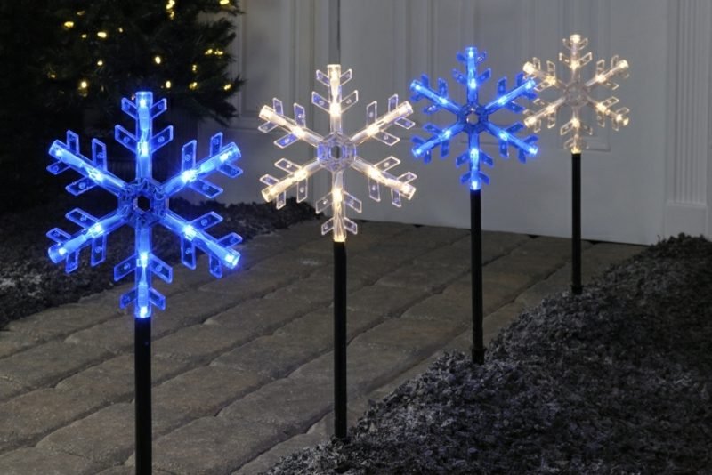 Julepynt utenfor LED snøfnuggshage