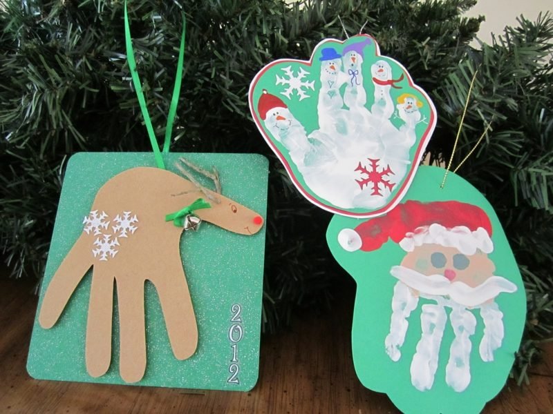 Děti si vyrábějí otisky rukou samy vánoční přání