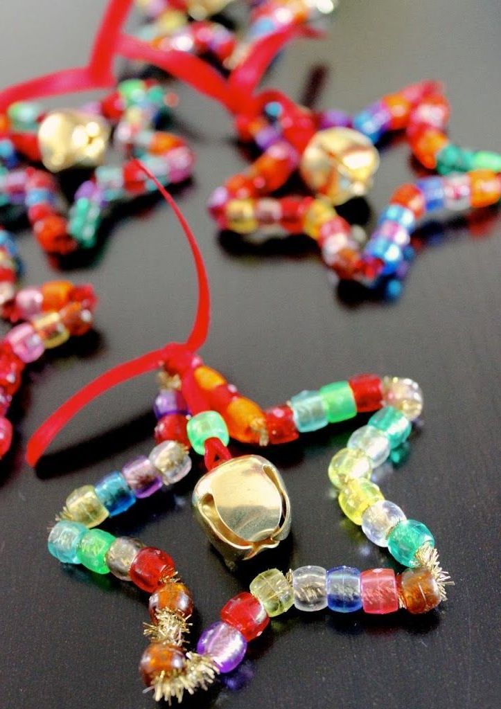Julestjerner laget av fargede perler og med bjeller