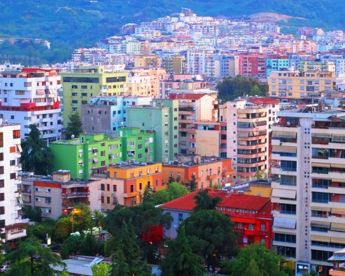 Barevná rezidenční čtvrť Tirana Albánie