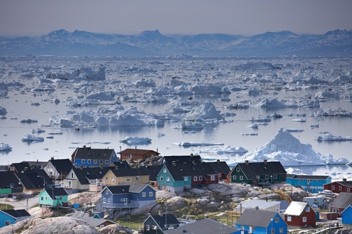 Barevná rezidenční čtvrť Ilulissat Grónský led