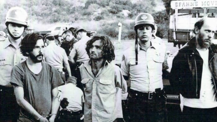 ABC経由の写真1969年10月にマンソンがこれらの犯罪で逮捕された後、人々はマンソンの人生を猛烈に追っていましたが、マンソンファミリーの他の人々はどうなりましたか？さて、ビデオを見て、見つけてください！