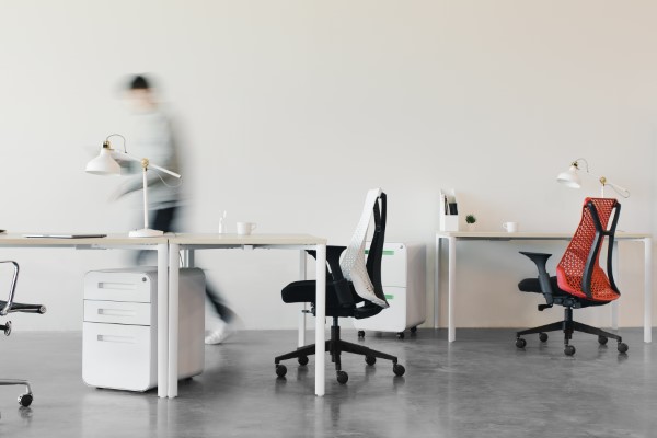 Jak výškově nastavitelné a konfigurovatelné stoly zlepšují ergonomii v kanceláři