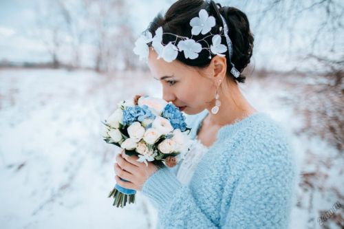 חתונת חורף מגמות אופנה חורפיות כחולות לבנות