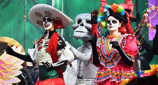מאיפה ליל כל הקדושים עובדות ועובדות מעניינות על פסטיבל האימה! יום המקסיקו המת מלא בצבע