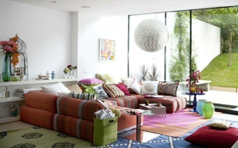 Zbarvení obývacího pokoje, bílé stěny, barevná pohovka