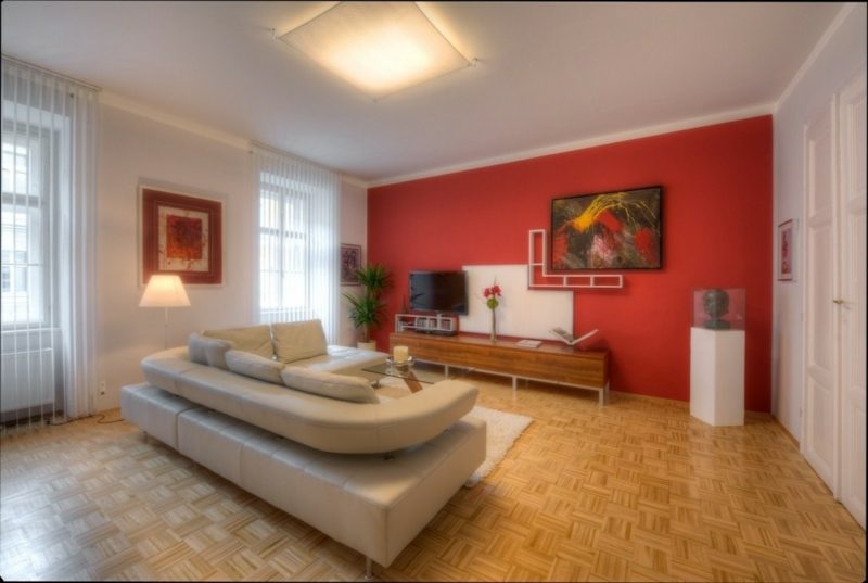 Zbarvení obývacího pokoje Zdůrazněná stěna jasně červená