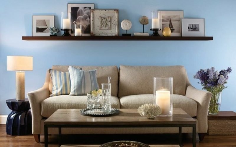 Zbarvení obývacího pokoje pastelově modrou béžovou pohovkou
