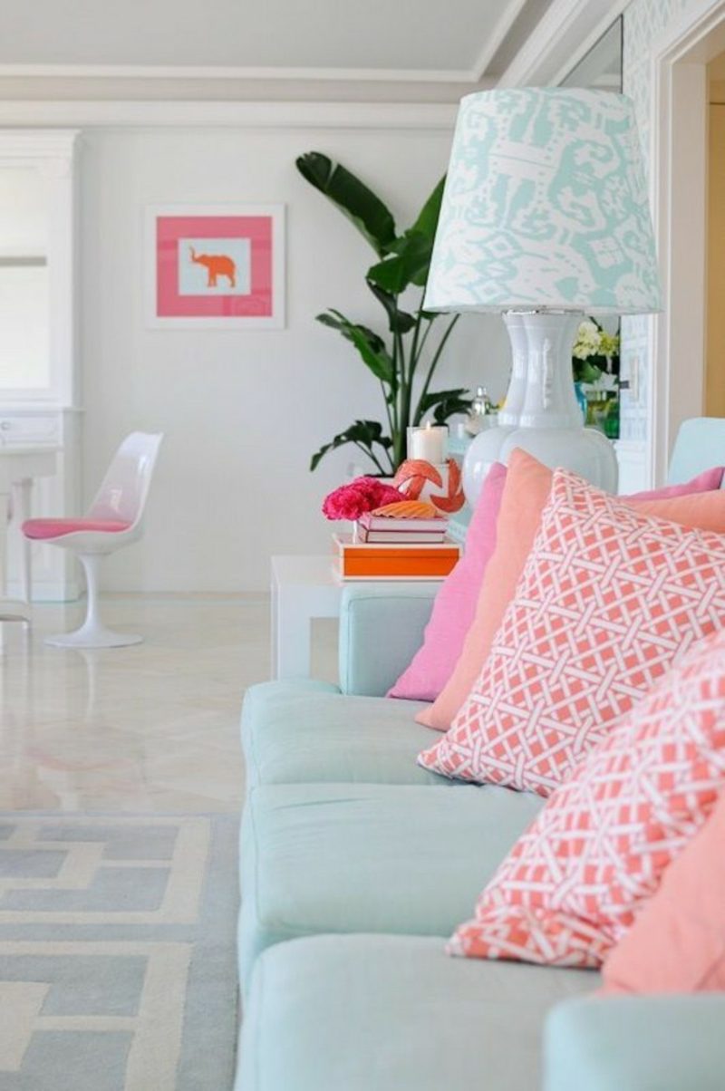 Barevné akcenty obývacího pokoje pastelově růžové polštáře