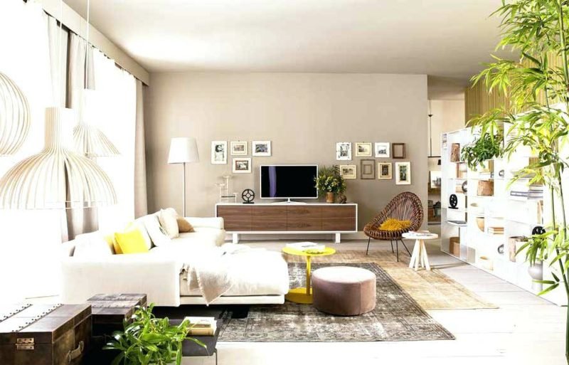 Vybarvěte obývací pokoj pohodlně příjemnou bílou a béžovou barvou