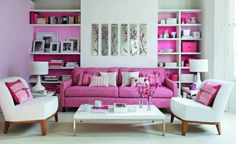 Vybarvěte obývací pokoj růžovou a bílou barvou