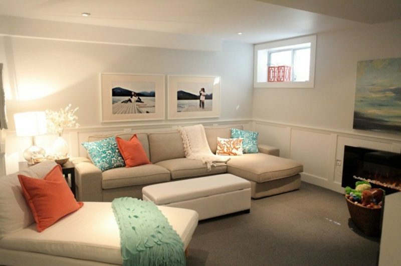 Vybarvěte obývací pokoj neutrálními barvami a barevnými polštáři jako přízvuk
