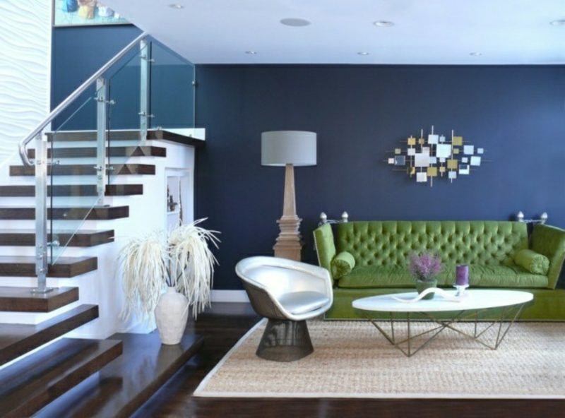 Vybarvěte přízvučnou zeď obývacího pokoje tmavě modrou zelenou sedačkou
