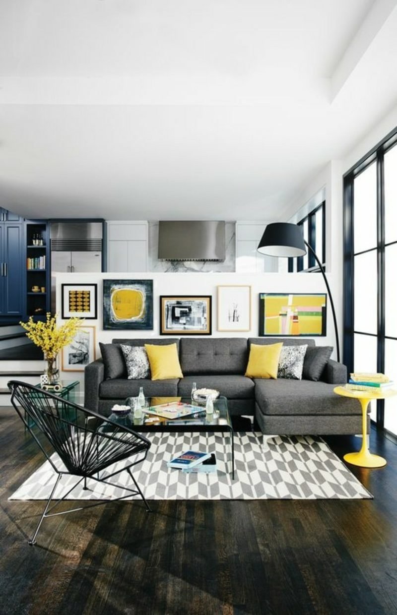 Vybarvěte obývací pokoj neutrálními barvami a žlutými akcenty