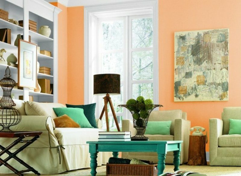 Vybarvěte obývací pokoj světle oranžovými akcenty, mátově zelenou