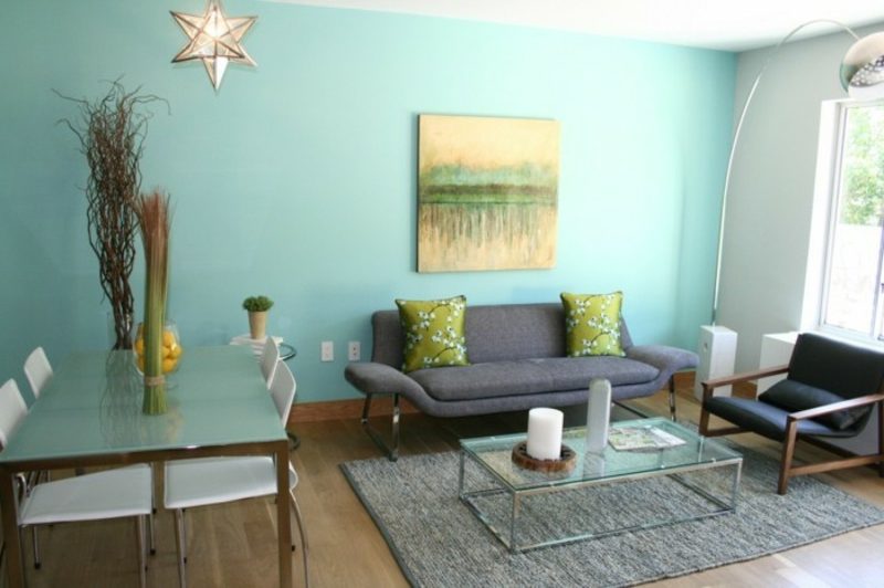 Vybarvěte obývací pokoj mátově zelenou barvou