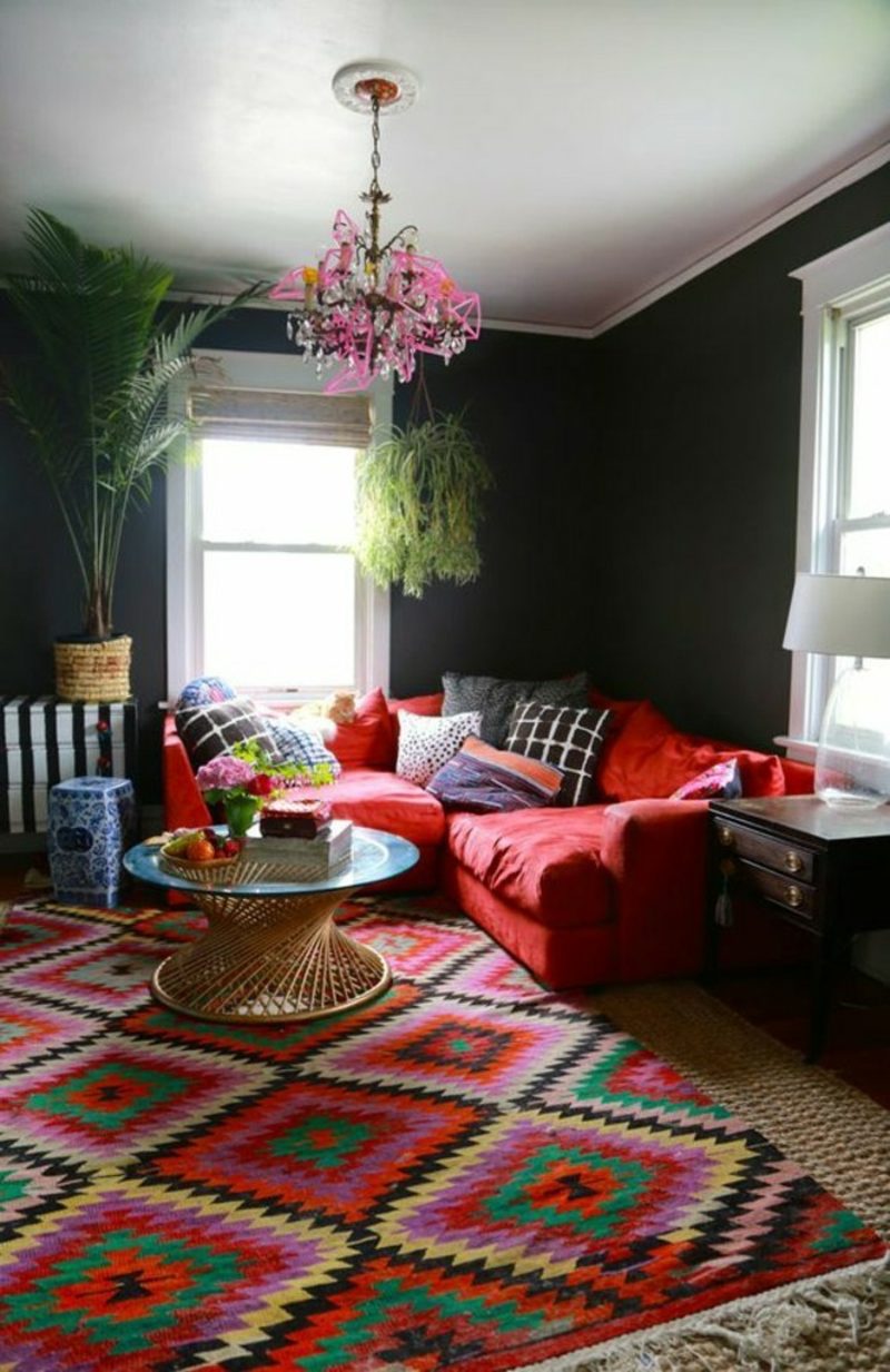 Zbarvení obývacího pokoje orientálními tmavě šedými a červenými akcenty