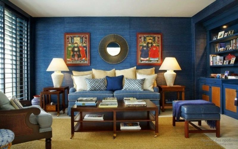 Zbarvení tmavě modrých dekorací obývacího pokoje