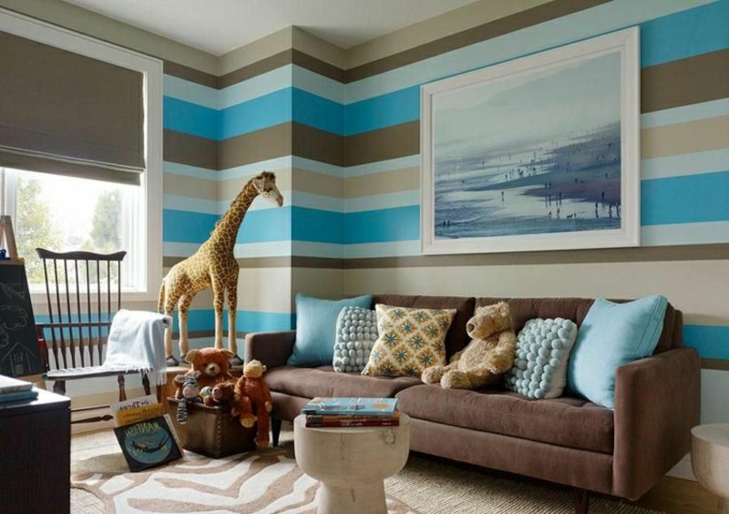 Zbarvení pruhu tapety v obývacím pokoji
