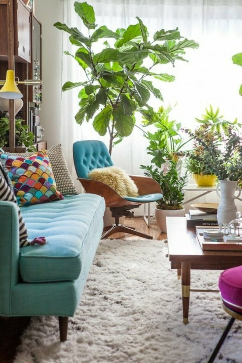 Zbarvení pohovky do obývacího pokoje pastelově modrými barevnými polštáři