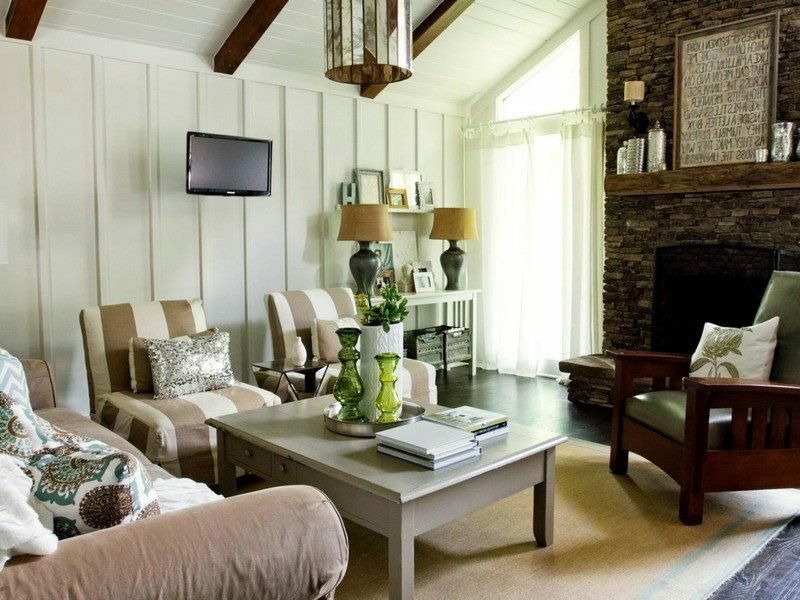Obývací pokoj design dlouhý dům styl neutrální barvy přízvuk stěna dřevo