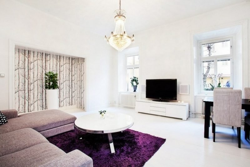 Design obývacího pokoje Skandinávský styl Barevný design bílý Akcenty ve fialové barvě
