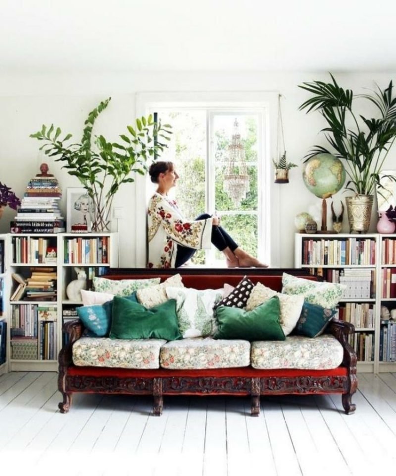 Obývací pokoj design Skandinávská pohodlná pohovka, barevné polštáře
