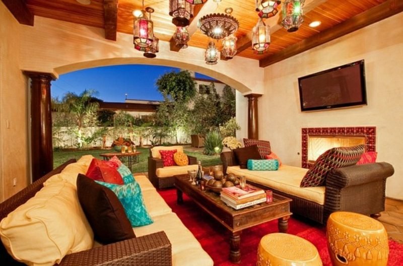 Obývací pokoj design marocký styl světlé barvy lucerna světla nádherný vzhled