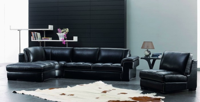 Møblert stue med svart sofa