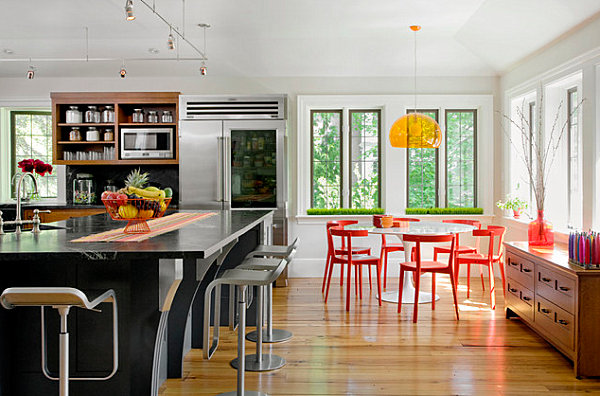 Fantastiske fargenyanser Hus kjøkken øybord bord rød stol barstol