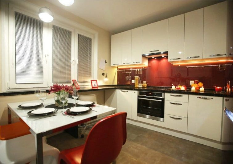 Modern bir mutfağın iç kısmındaki panjurlar