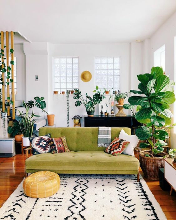 rom dekorere ideer stue deco ideer store planter grønne sofa hvite vegger